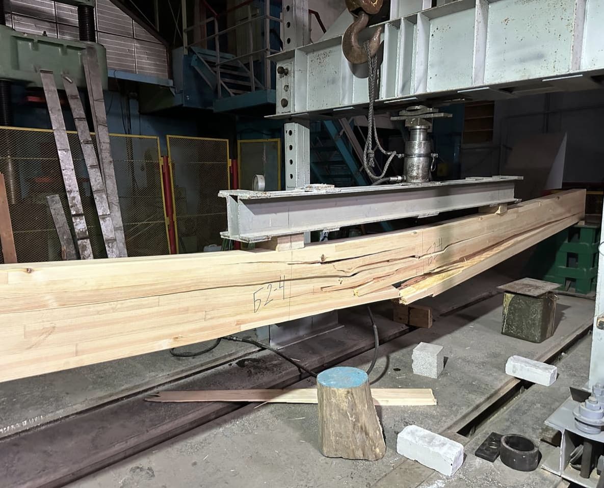 Testing of glued laminated timber beams | Osnovnoy Moment (OsnoM)